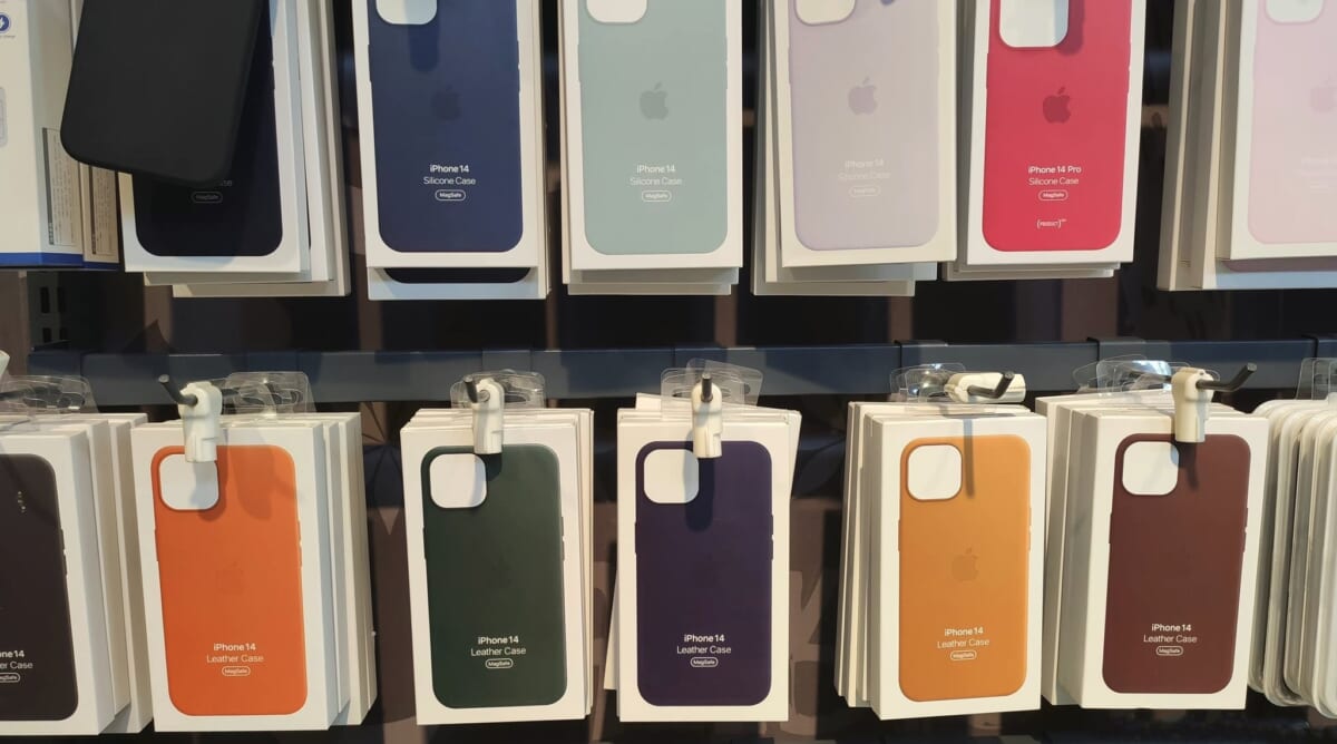 デカい標準モデルは「iPhone 14 Plus」？ 純正ケースのカラバリ写真も流出