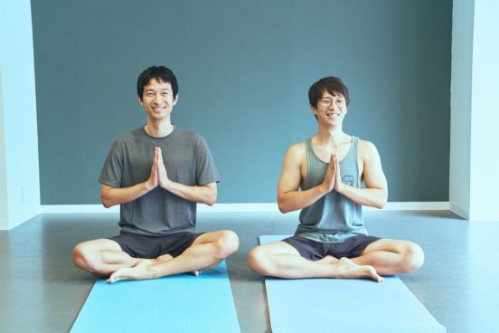 男子のためのヨガレッスン「男前ヨガ」を安井達郎がナビゲート！ 脱力して心を「整える」方法。
