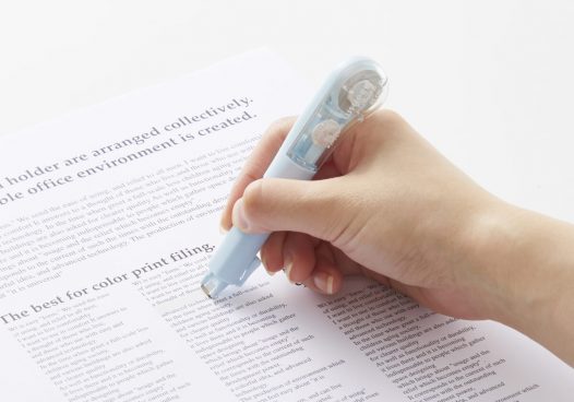 超スリム形状でペンのように使える！ 筆記具感覚で扱える修正テープ「ホワイパーPL」