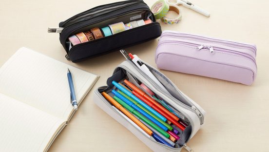 大きく開いて中身が見やすい！ 筆記具と小物を分けて収納できる「ツイニーペンケース」