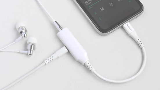 イヤホンは有線派、だけど充電ができない……とお悩みのiPhoneユーザー必見！ 充電しながら有線イヤホンが使える「3.5mmミニジャック変換ケーブル」