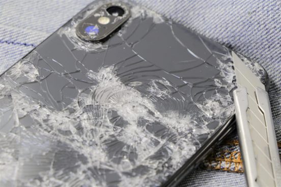 iPhone 14／14 Plusの背面ガラス、割れても外して取り替えるだけ！ より環境に優しくなりました