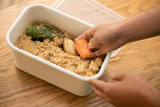 糠の準備から発酵・本漬けまで。家庭の冷蔵庫で「ぬか床」作りに成功する方法