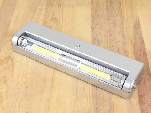 【モノタロウ】角度を調整できるのでどこでも照らせる！ 磁石つき「LEDライト」が便利すぎ