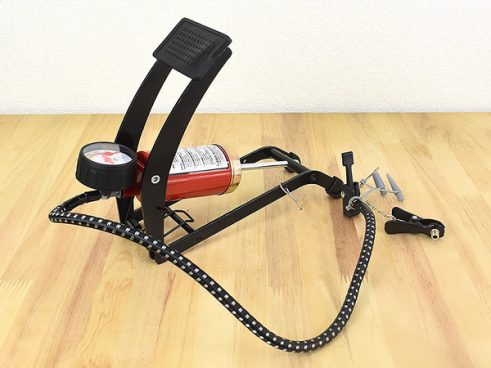 【モノタロウ】1000円以下でオートバイにも使用可能!? 力入らずの「足踏み式空気入れ」が話題