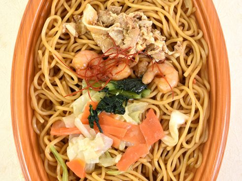 牡蠣油の香りがふわり… ファミマの「魚介の旨み 上海風焼そば」が放つ香りと味わいに包まれる