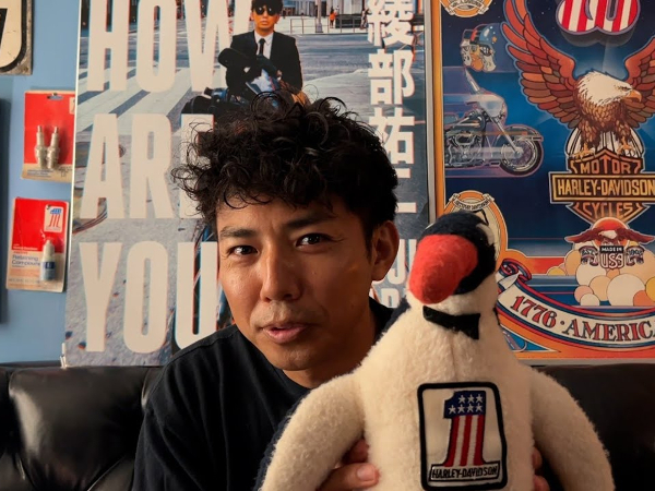 一番重要なのは70年代ハーレーショップの超巨大看板！ バイクマニアも羨むピース綾部さんの自宅ガレージ