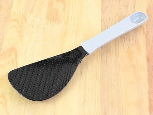コスパ最強！ さまざまな調理器具に代用できる「多機能しゃもじ」を使ってみた
