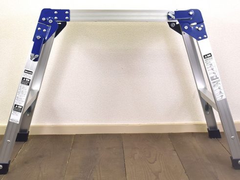 【モノタロウ】脚立でヒヤッとした経験のある方にオススメ！ 天板が広く左右移動もおこなえる折り畳み式「作業台」