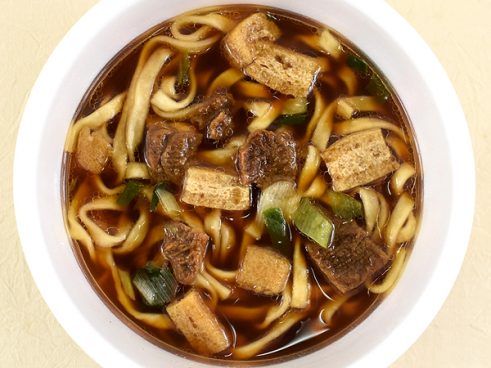 “すき焼きの〆”をいきなり味わえる喜びよ… 「日清のどん兵衛 すき焼き風うどん」は甘旨いつゆが最高