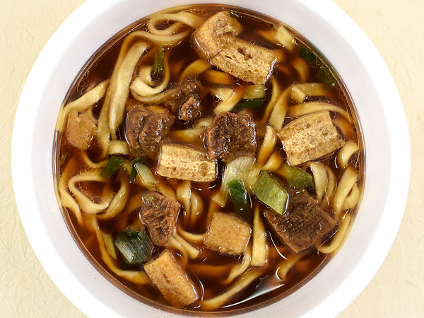 “すき焼きの〆”をいきなり味わえる喜びよ… 「日清のどん兵衛 すき焼き風うどん」は甘旨いつゆが最高