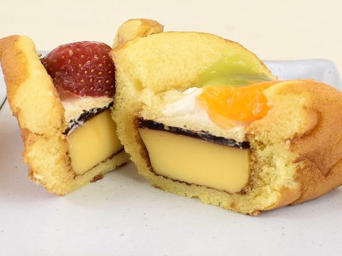 ワンハンドでぱくっ！ ローソンの「ほおばるプリンアラモード」は小さくても満足感十分のデザート