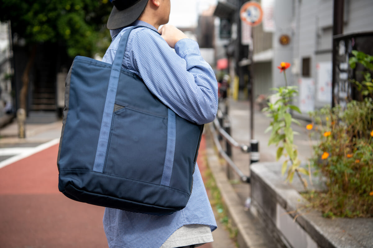 シンプルなんだけど、機能やポケットの数が充実している「モノリス」のトートバッグ！