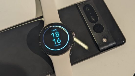 グーグル、Pixel Watchが付属のワイヤレス充電器以外では充電できないと確認。Pixelスマホからの逆充電もダメ