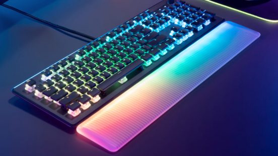 半透明のパームレストも美しく輝く！ 超高速光学式スイッチ搭載ゲーミングキーボード「Vulcan II Max」