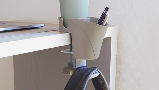 フリーアドレスで机を広々使いたい！ 机のふちを有効活用できる「ハンガー付きドリンクホルダー」