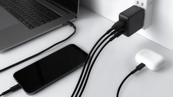 コンパクトなのに3ポート使えます！ PD65W出力対応で、かしこく超速充電できる「3ポートAC充電器」