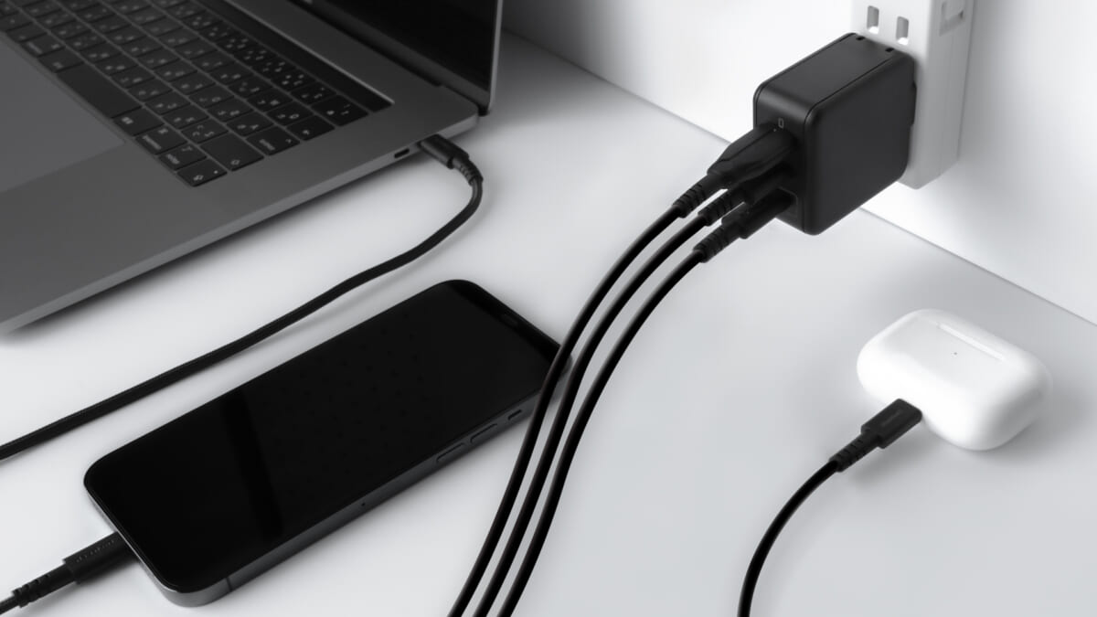 コンパクトなのに3ポート使えます！ PD65W出力対応で、かしこく超速充電できる「3ポートAC充電器」