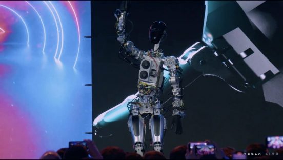 テスラの人型ロボが歩いて踊る!? オプティマスのプロトタイプが初公開