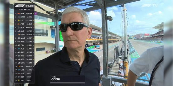 アップルのクックCEO、F1グランプリのチェッカーフラッグを振る！ でも、あまり気乗りしていない様子