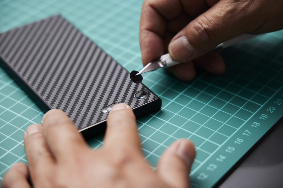 【作業時間10分】「カーボン調シート」でスマホをプチプラリメイクしたら、高級スマホみたいになった！