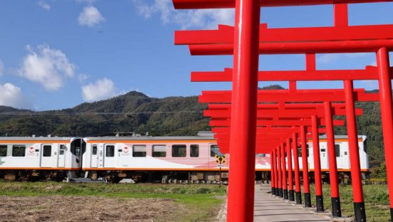 連なる鳥居に宍道湖の眺め、そして出雲大社−−“映える”「ばたでん」歴史＆美景散歩