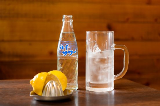 レモンサワー発祥の店「もつ焼き ばん」で語る、焼酎「割り材」の噺