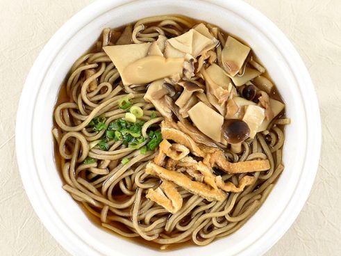 これが本当にコンビニのそば!? 風味が本格派すぎるローソンの「新そば 国産きのこそば ～北海道産玄そば使用～」で新そばを味わおう