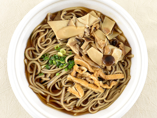 これが本当にコンビニのそば!? 風味が本格派すぎるローソンの「新そば 国産きのこそば ～北海道産玄そば使用～」で新そばを味わおう