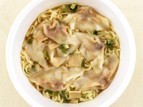 箸からすべり落ちるほどツルンツルン！ 「ワンタンメンの満月 魚介だし醤油味」は食感が楽しすぎる一品