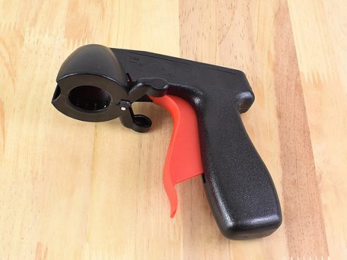 【モノタロウ】スプレー缶に取り付けるハンドルが画期的すぎた！ これで長時間スプレーしても指が疲れない！