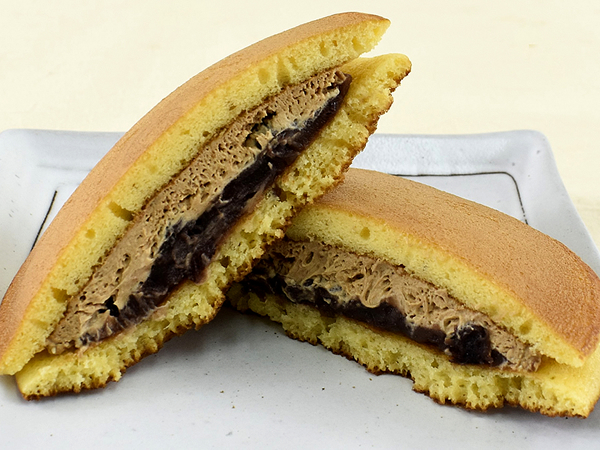 ペーストの中にダイス!? ファミマの「モンブランどら イタリア栗＆粒あん」が放つ三者三様の“甘み”がイイ！