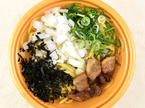 モチモチ食感の太麺で魅力アップ！ ファミマの「煮干しまぜそば」で楽しむ濃厚なタレの旨み