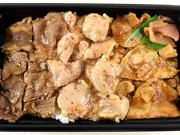 こんな焼肉弁当を待っていた！ セブンの「三種焼肉弁当（鶏もも・豚ロース・牛カルビ）」は異なる味つけで飽きがこない