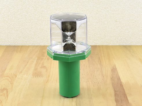 【モノタロウ】暗くなると自動で点灯、しかもソーラー式で電池いらず！ 家周りの安心に「LED警告灯」はいかが？