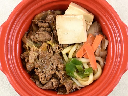 老舗精肉店のこだわりが光る！ セブンの「柿安監修牛すき鍋」はたっぷり染みこんだ醤油×みりんの割り下が大活躍