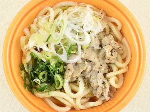 シンプルだからこそ本気の勝負！ ファミマの「塩豚ねぎうどん」は奥深い“だしつゆ”の風味が決め手