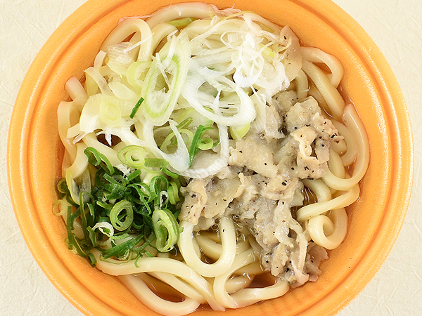 シンプルだからこそ本気の勝負！ ファミマの「塩豚ねぎうどん」は奥深い“だしつゆ”の風味が決め手