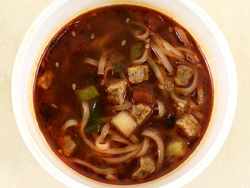 商品名に負けないパンチ力！ 「人類みな麺類RED めっちゃうまから！ 旨だしトマトらーめん」の味わいにノックダウン
