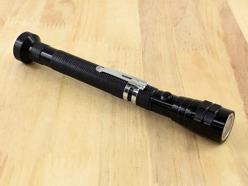 【モノタロウ】あらゆる隙間から救助！ 磁石もLEDも付いた「ピックアップツール」はイザという時のお助けアイテム