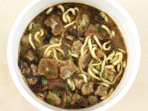 焦がしにんにくがこうばしい… ファミマの「熊本ラーメン黒亭 とんこつ」はクセのない芳醇な風味が大勝利