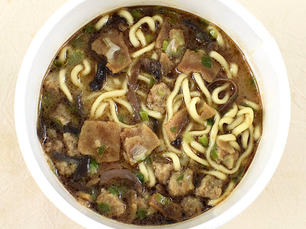 焦がしにんにくがこうばしい… ファミマの「熊本ラーメン黒亭 とんこつ」はクセのない芳醇な風味が大勝利