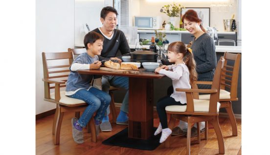 ダイニングテーブルに「暖房」つけちゃった。冬の足元寒くないインテリア家電、ヤマダデンキにて発売中