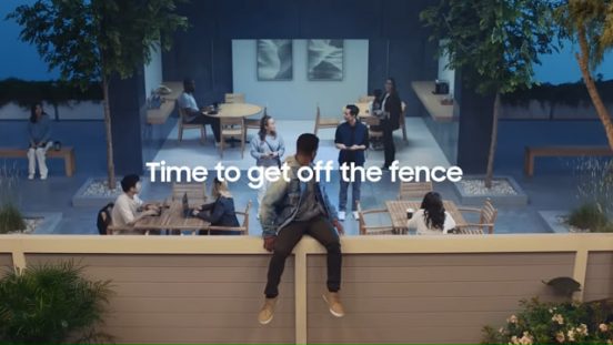 サムスン、「iPhoneから折りたたみスマホに乗り換えようぜ！」CMを展開。またアップルユーザーをからかう