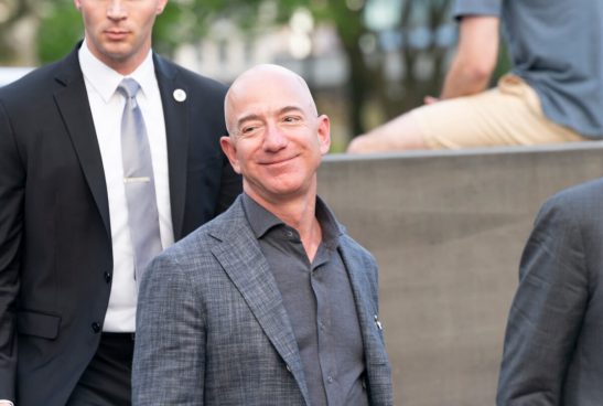 アマゾンのジェフ・ベゾス、巨額財産の大半を寄付へ