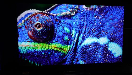 視聴距離に合わせて最適な画質に調整！ TVS REGZAがCESで新技術を披露