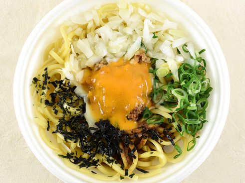 ピリピリした刺激がTHE 台湾！ ファミマの「チーズ入り台湾風まぜそば」は辛みを包みこむまろやかなコクがポイント
