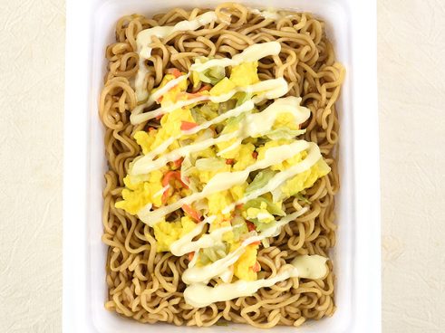 やってくれたなペヤング… 「オムそば風やきそば」はソース×マヨ×たまごトリオの魅力がハンパない