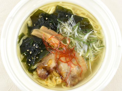 黄金色の魚介スープが香る！ セブンの「わかめ塩ラーメン」は国産米粉使用の麺がプリップリ