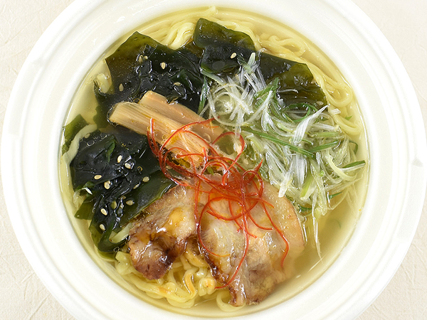 黄金色の魚介スープが香る！ セブンの「わかめ塩ラーメン」は国産米粉使用の麺がプリップリ